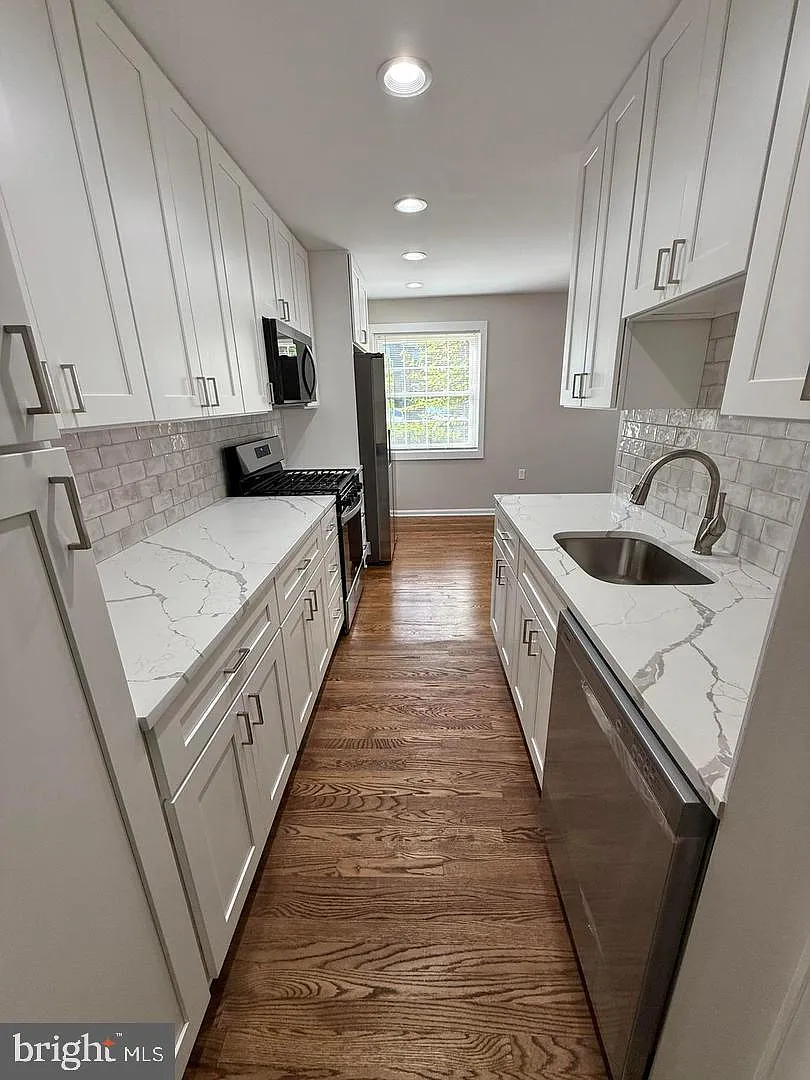 3 bed, 2.5 bath, 1600 sqft, $3,300 — Photo 4