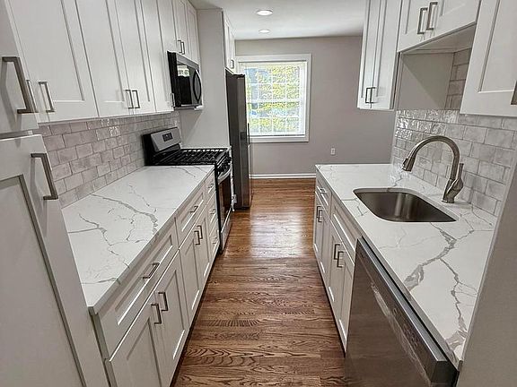 4th image of 9926 Lakepointe Ct