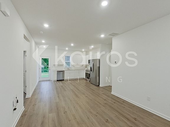 4th image of 122 Silver Maple Cir