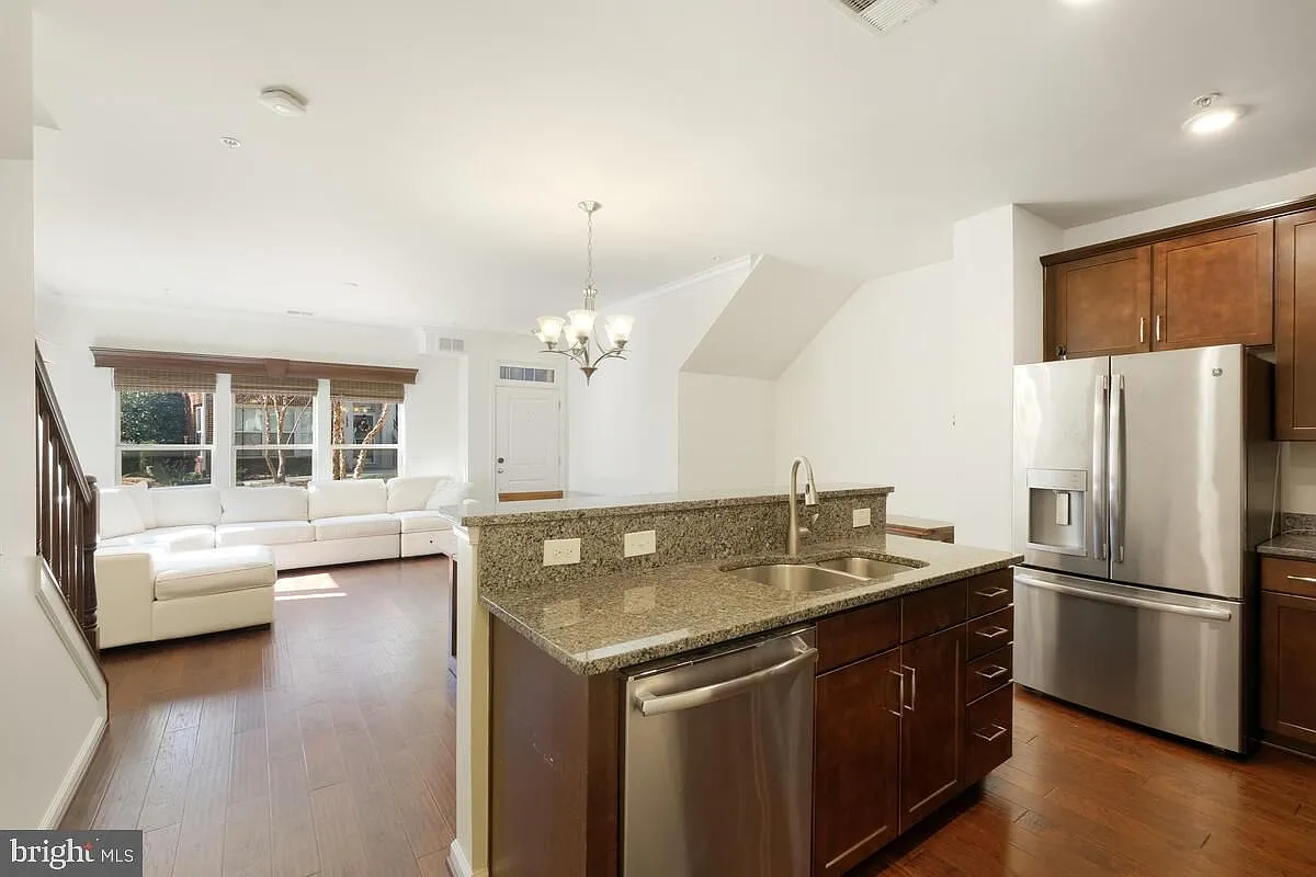 3 bed, 2.5 bath, 1707 sqft, $3,200 — Photo 4