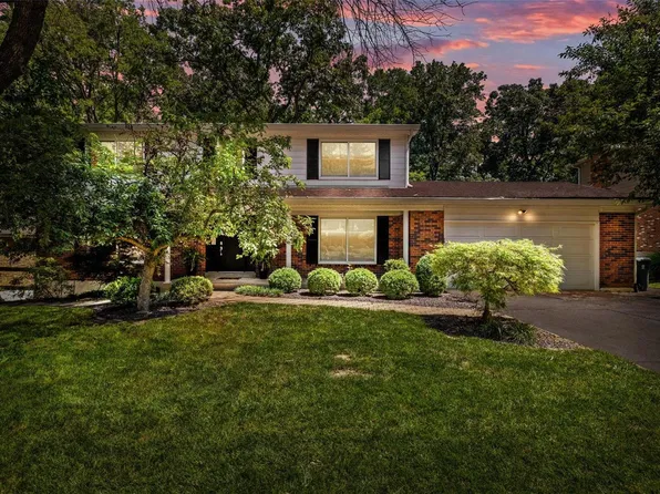 12377 Woodline Dr, Saint Louis, MO 63141