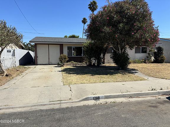 3rd image of 1200 N Oakley Ave