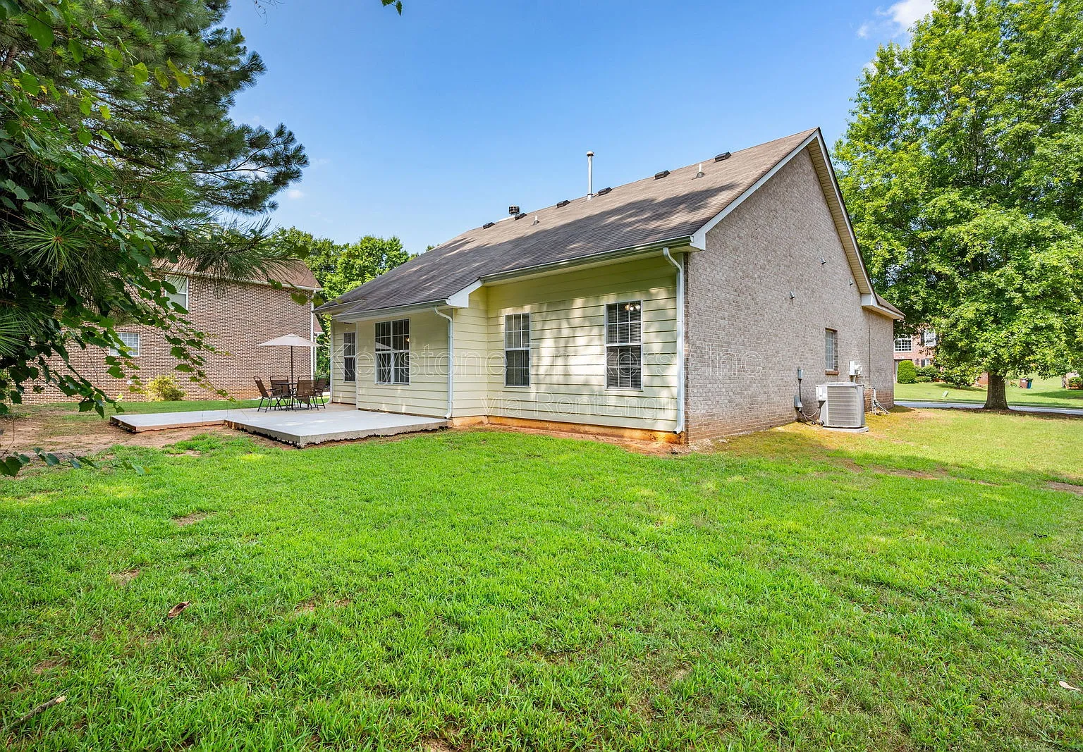 4 bed, 3.0 bath, 1850 sqft, $2,200 — Photo 2