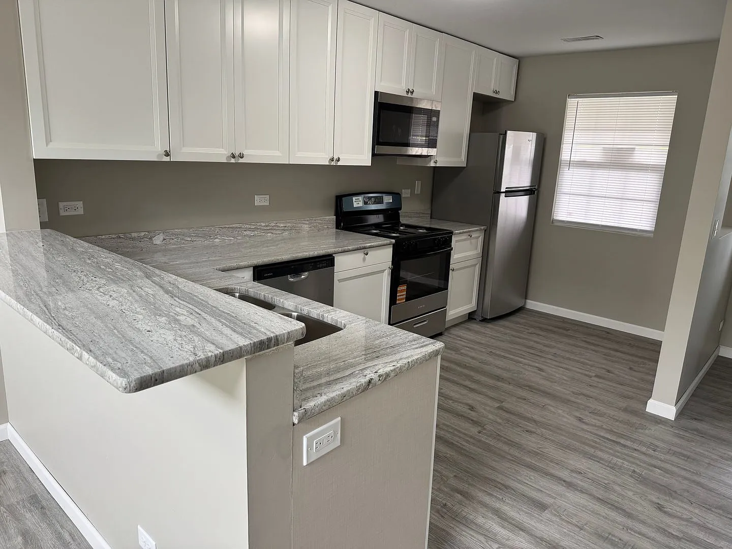 1725 Chrysler Dr — Photo 1