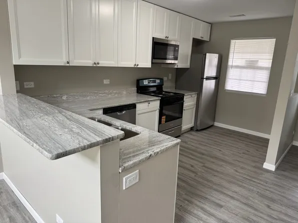 1725 W Chrysler Dr, Belvidere, IL 61008