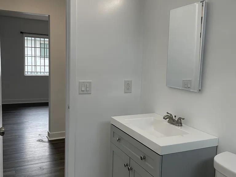 711 W 81st St #6 — Photo 6