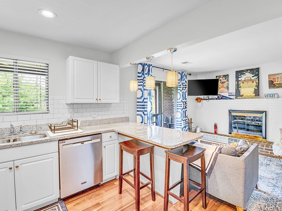 Eat in kitchen with view of family room