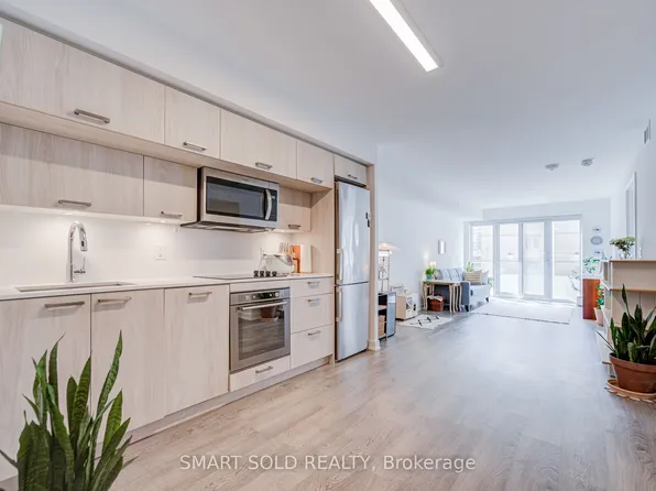 50 McCaul St #813, Toronto, ON M5T 0B6