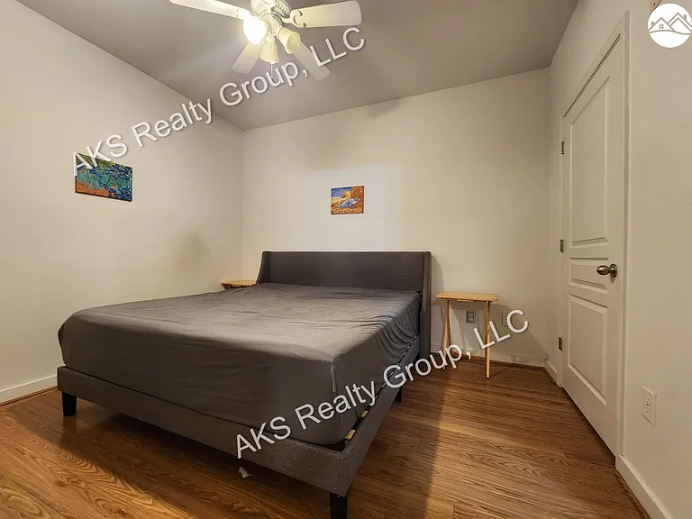 401 20th St #209 — Photo 9
