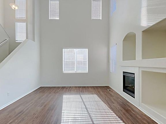 4th image of 3992 Waterman Way