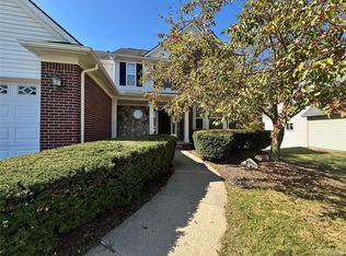 2609 Huntington Dr, Lake Orion, MI 48360