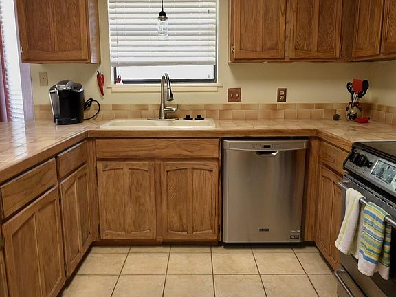 4th image of 701 Garden Pl