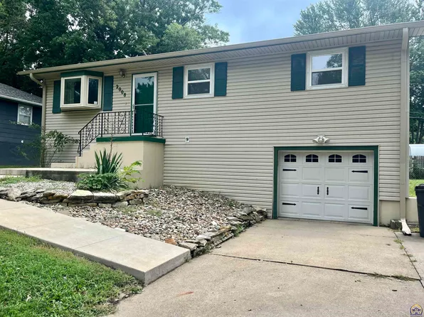 2008 Maplecrest Dr, Emporia, KS 66801