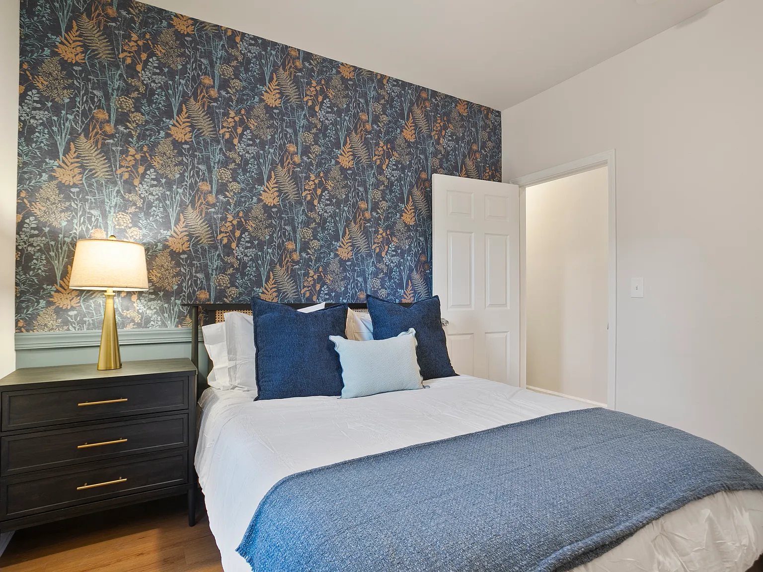 2 bed, 700 sqft, $1,990 — Photo 3