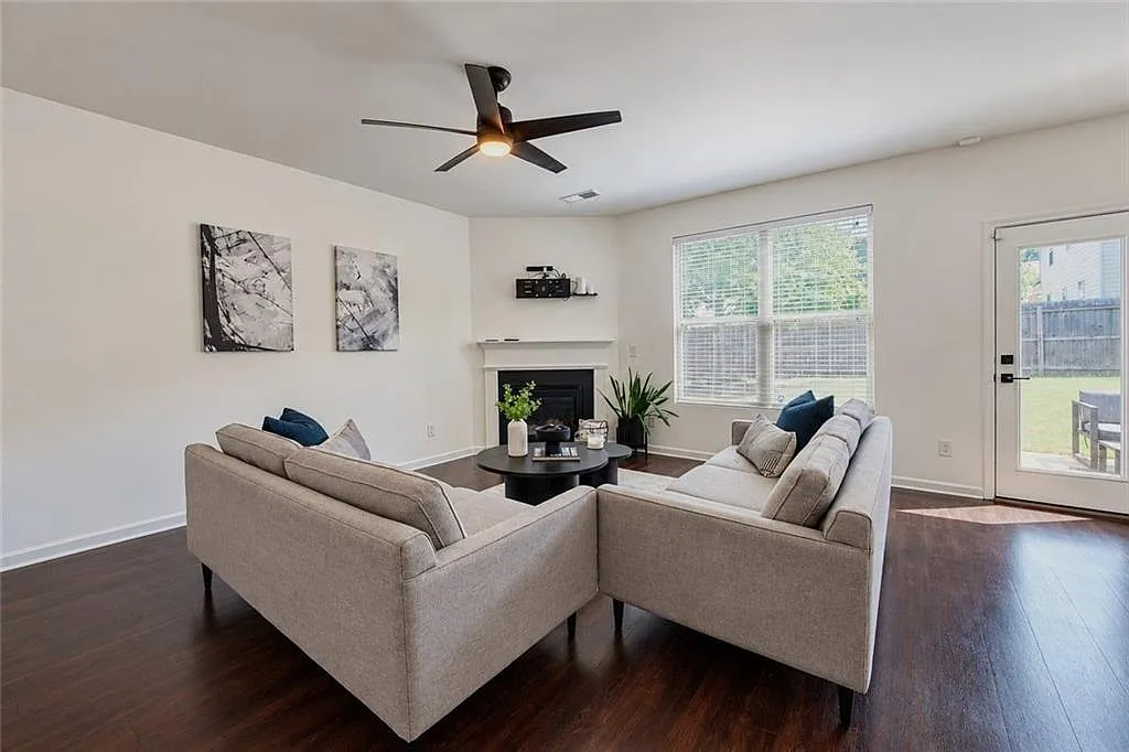 3 bed, 2.5 bath, 2005 sqft, $2,360 — Photo 4