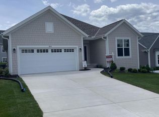 394 Sandy Cir, Pewaukee, WI 53072