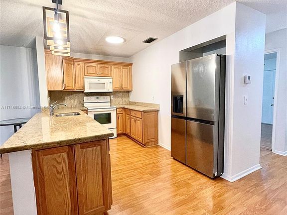 3rd image of 612 Woodgate Ln