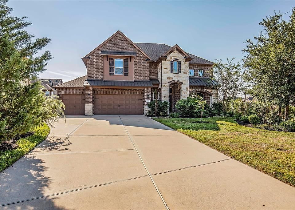 1st image of 138 W Wading Pond Cir
