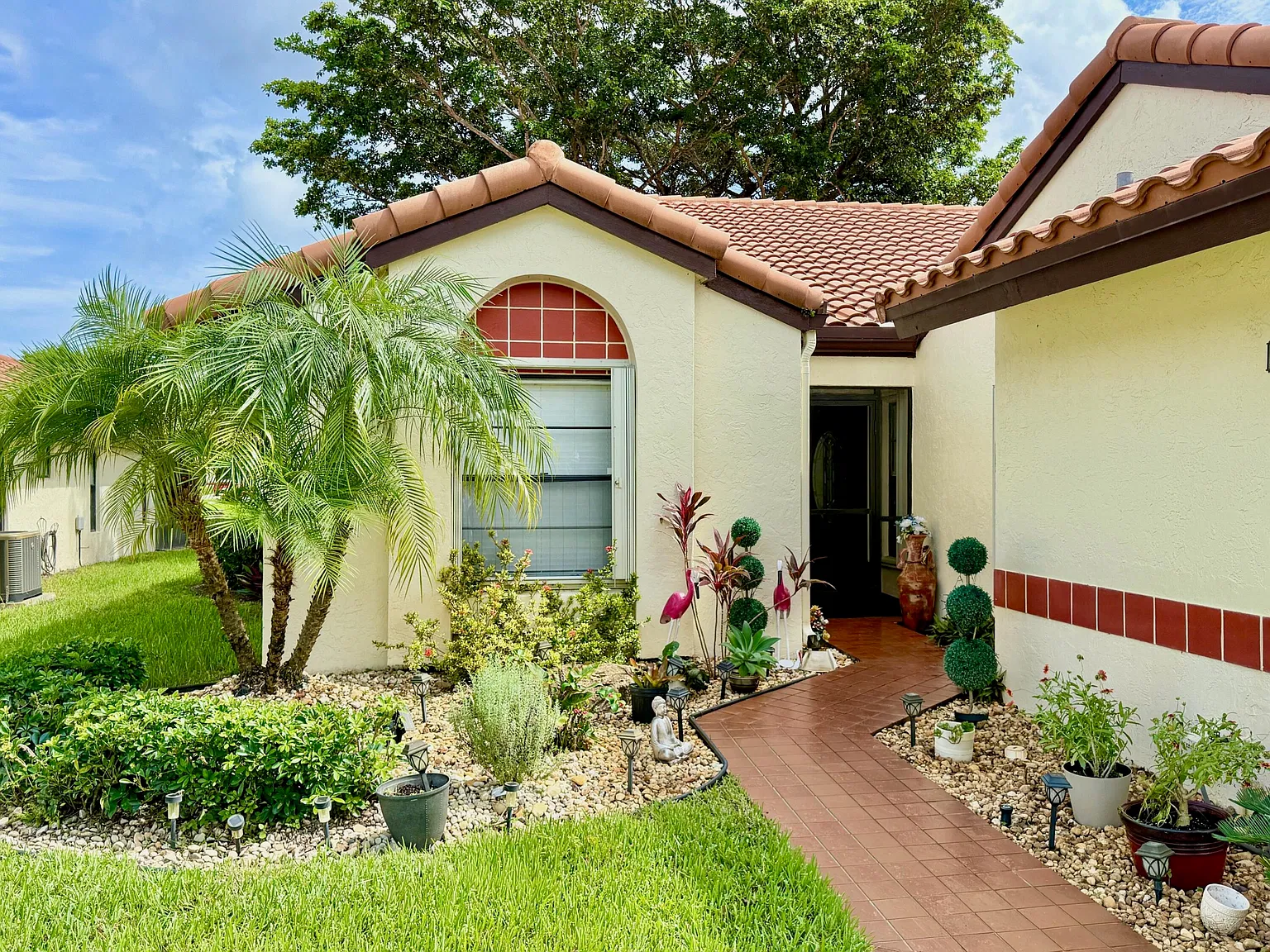 3 bed, 2.0 bath, 1190 sqft, $3,950 — Photo 3