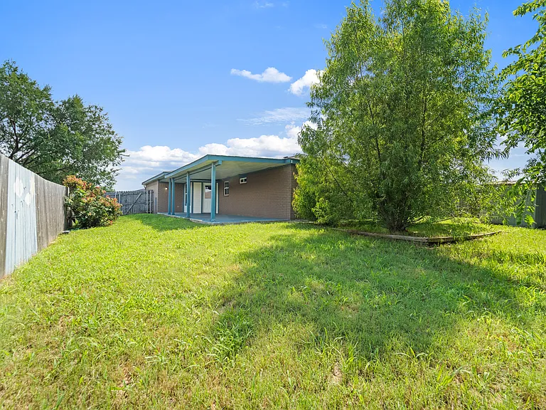 303 Carly Dr — Photo 26