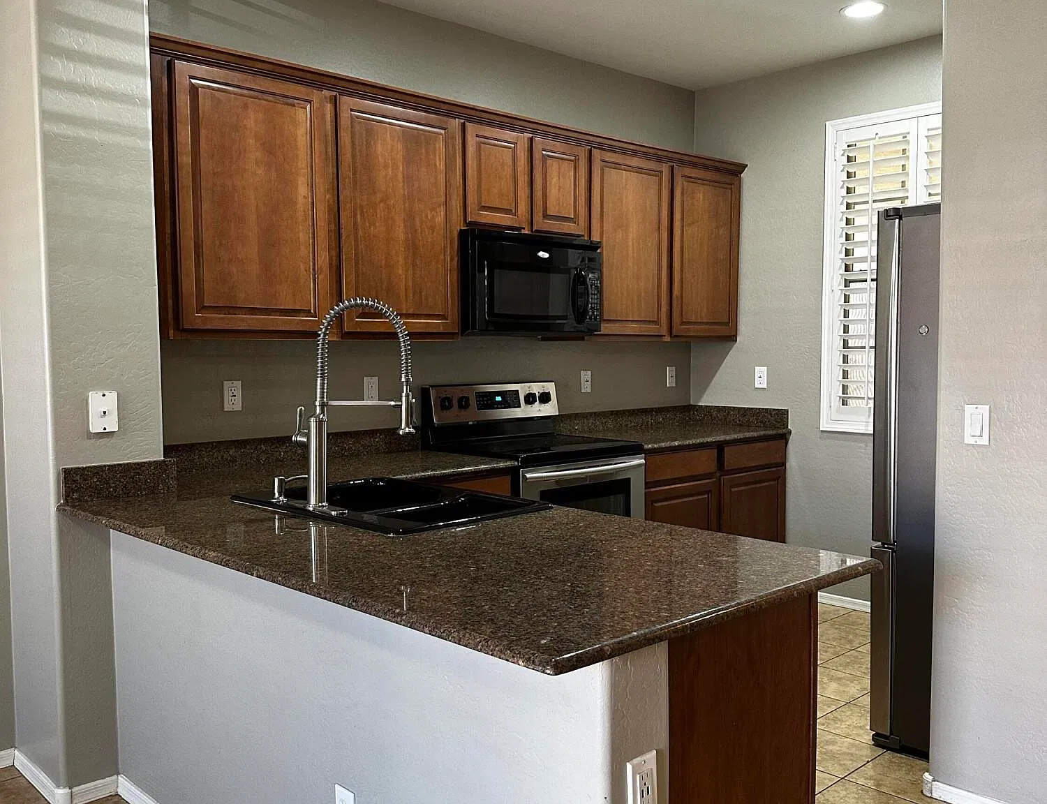 3 bed, 2.0 bath, 1296 sqft, $2,100 — Photo 3