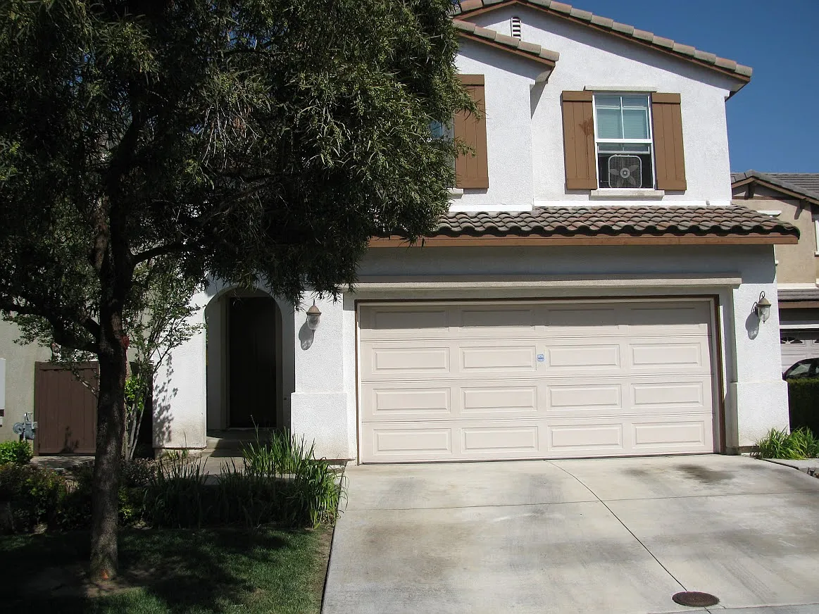 4 bed, 2.5 bath, 1948 sqft, $3,000 — Photo 2