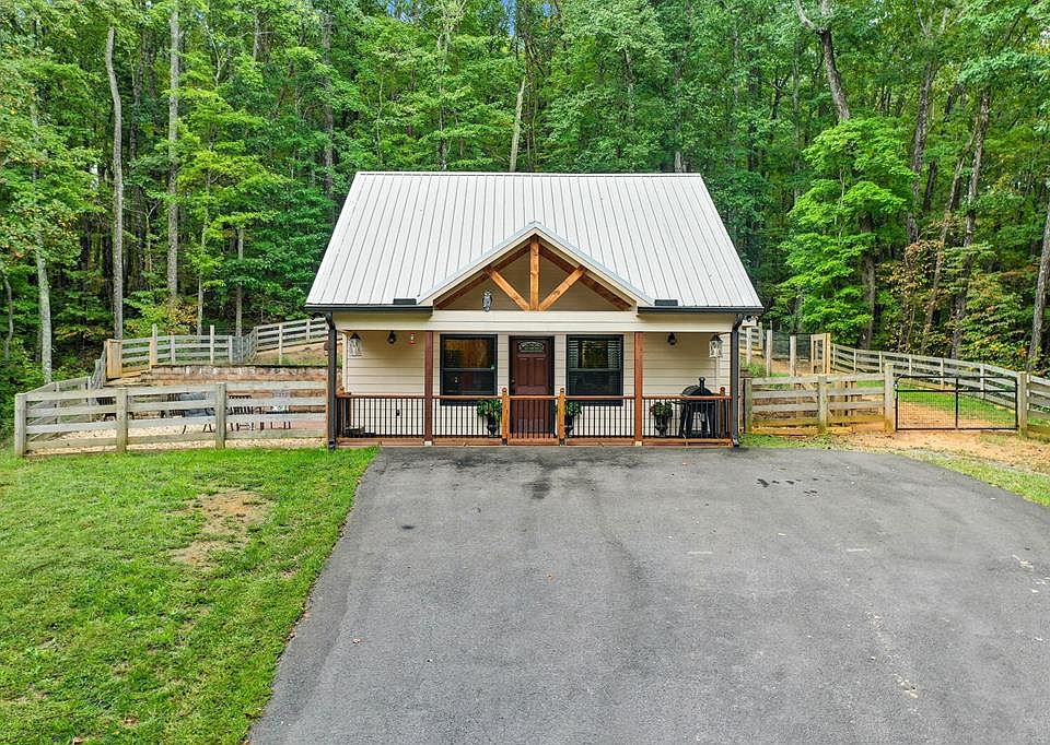 1st image of 415 Woods Rd