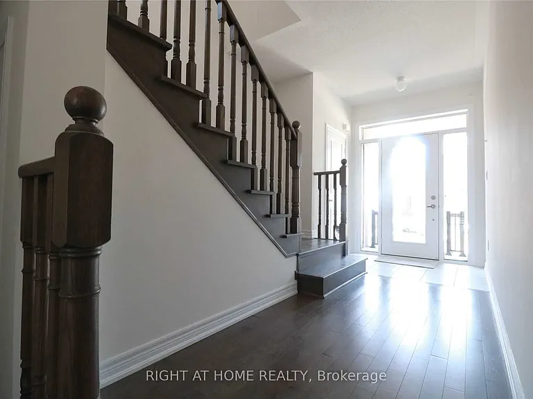 9 Conarty Cres — Photo 8