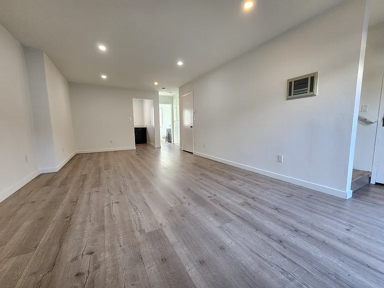 1532 Granville Ave #104 — Photo 1