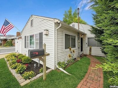 25 Locust St, Massapequa, NY, 11758