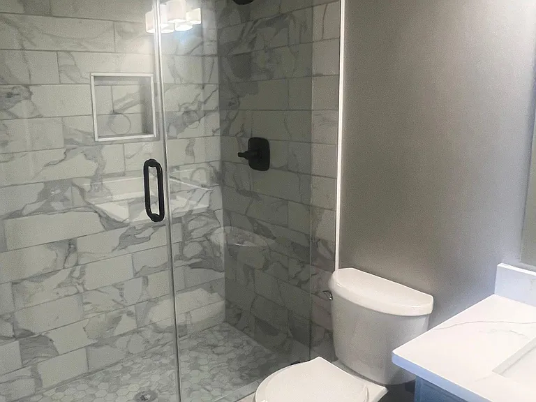 Full bathroom on 2nd floor