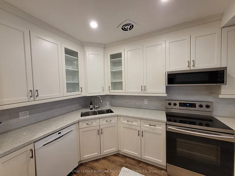 15 Elizabeth St N #101 — Photo 3
