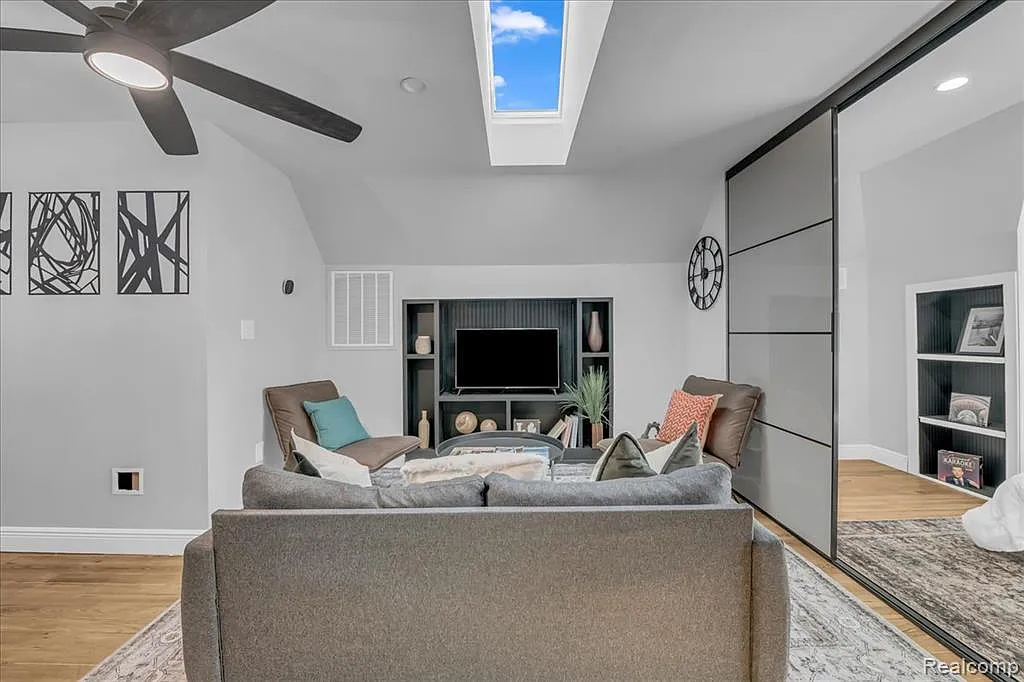1 bed, 1.0 bath, 700 sqft, $1,650 — Photo 2