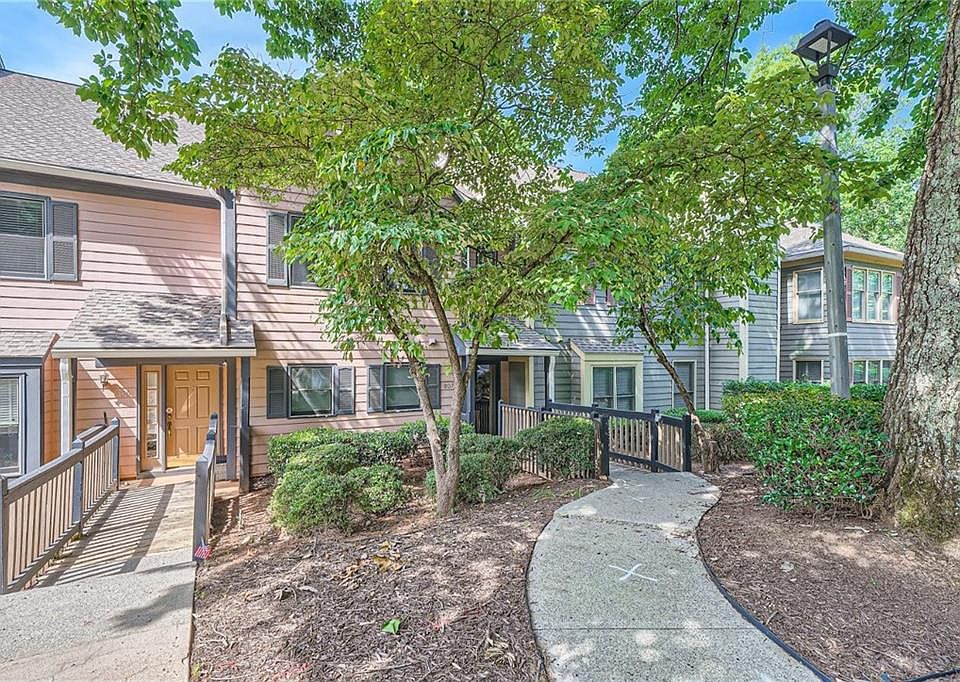 1st image of 807 Abingdon Way NE