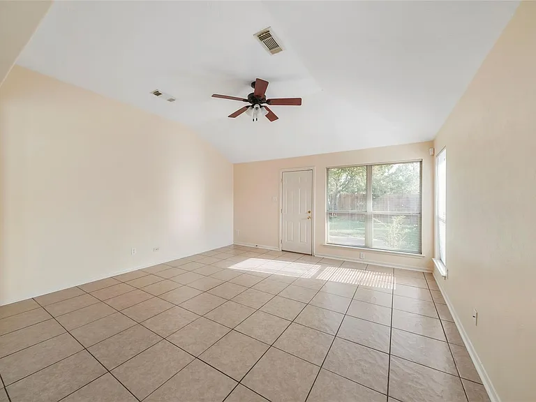 20410 Pomegranate Ln — Photo 7