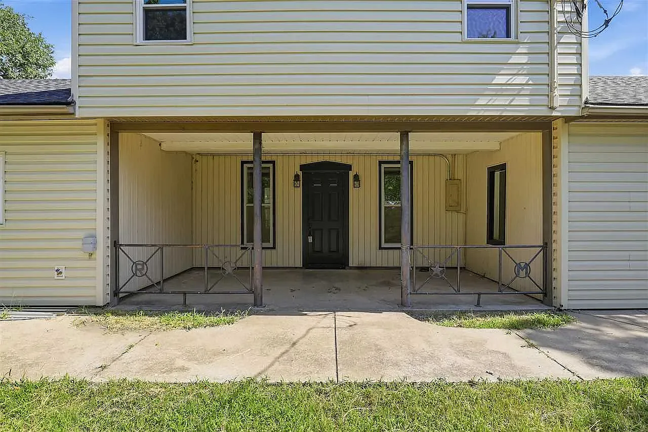 4 bed, 2900 sqft, $2,300 — Photo 2