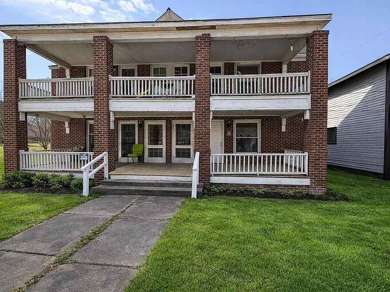 209 Oakwood St #2 — Photo 1