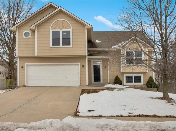 15714 S Lindenwood Dr, Olathe, KS 66062