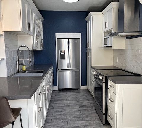 Modern and well equipped kitchen with wine rack and Ice making fridge