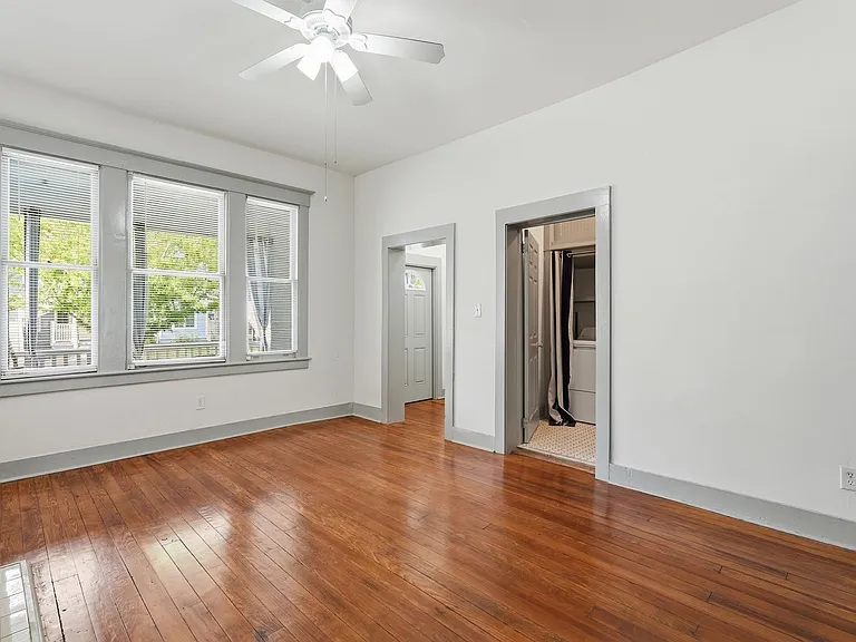538 E Waldburg St — Photo 12