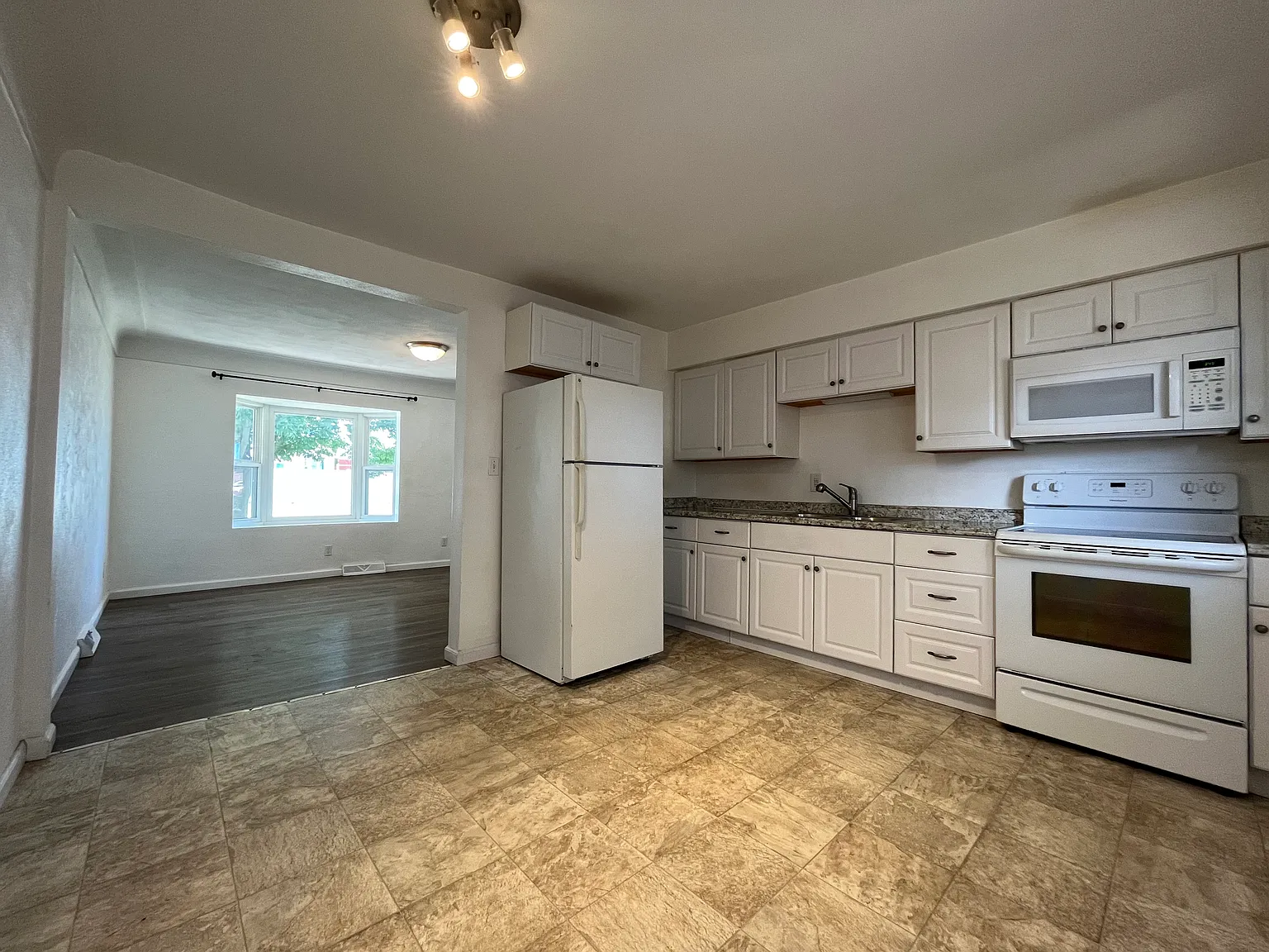 3 bed, 864 sqft, $1,295 — Photo 4