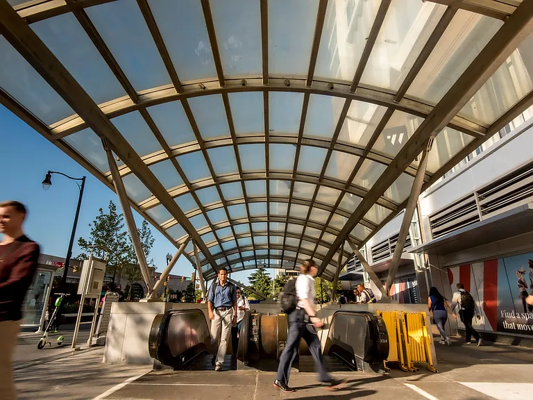 Quick access to Yellow and Blue Metro lines