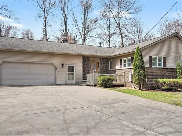 3323 N Lakeside Dr, Sanford, MI 48657