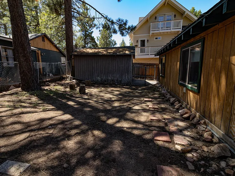 560 Temple Ln — Photo 3