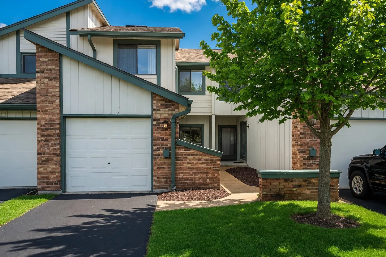 4 bed, 2.5 bath, 1950 sqft, $5,100 — Photo 1