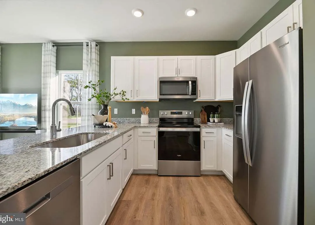 3 bed, 2.5 bath, 1500 sqft, $2,100 — Photo 2