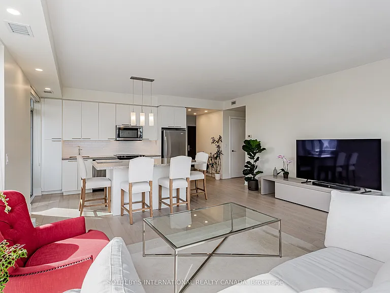 70 Roehampton Ave #2014 — Photo 12