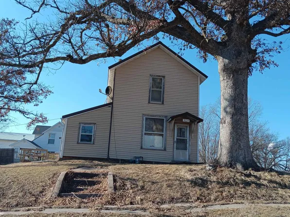 505 5th St, Ainsworth, IA 52201