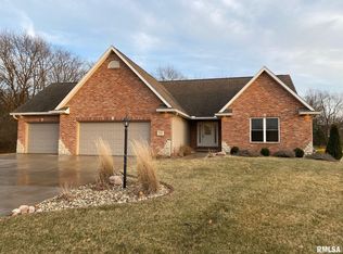 3756 Grandview Ct, Pekin, IL 61554