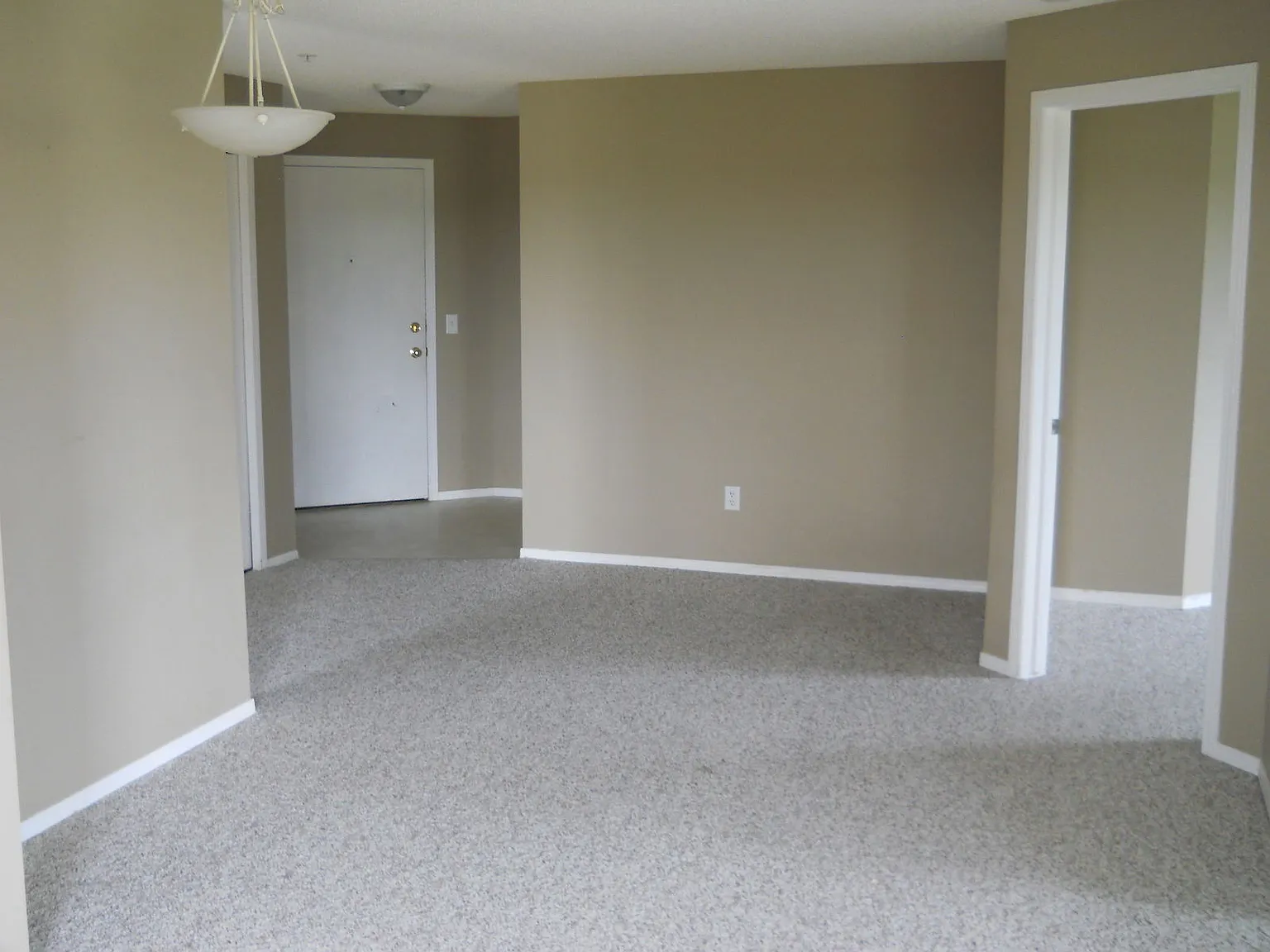 All Utilities Included! 2 Bed, 2 Bath Top Floor, Corner Suite — Photo 3